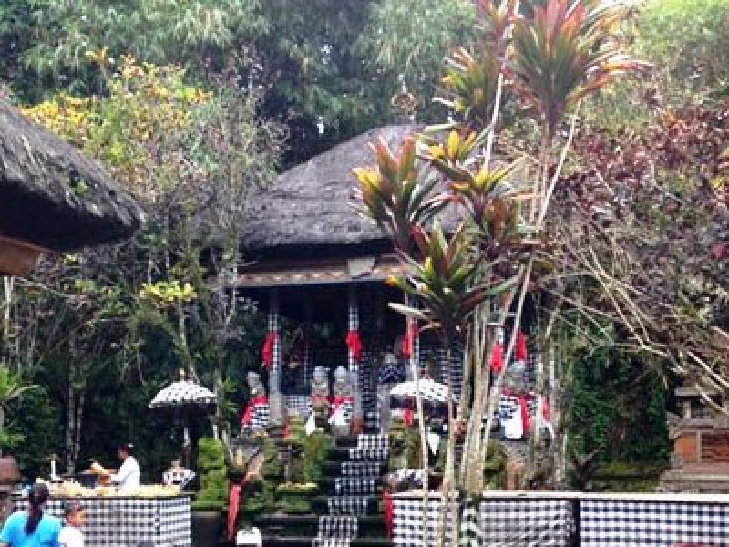 Melukat di Pura Luhur Tamba Waras: Perjalanan Suci Memohon Kesembuhan